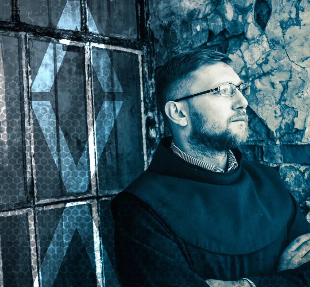 "Bóg i futbol to dwie połączone rzeczy" - rapujący zakonnik o. Łukasz Buksa gościem Radia Kraków