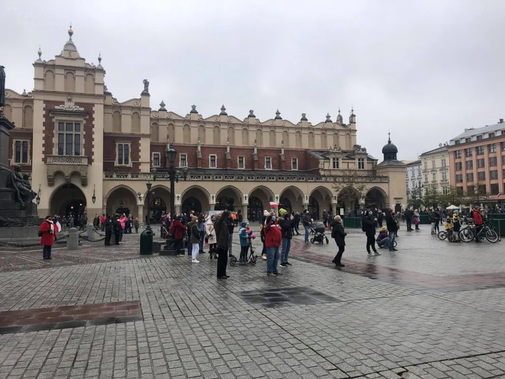 Mazurek Dąbrowskiego rozbrzmiał w samo południe na Rynku Głównym w Krakowie