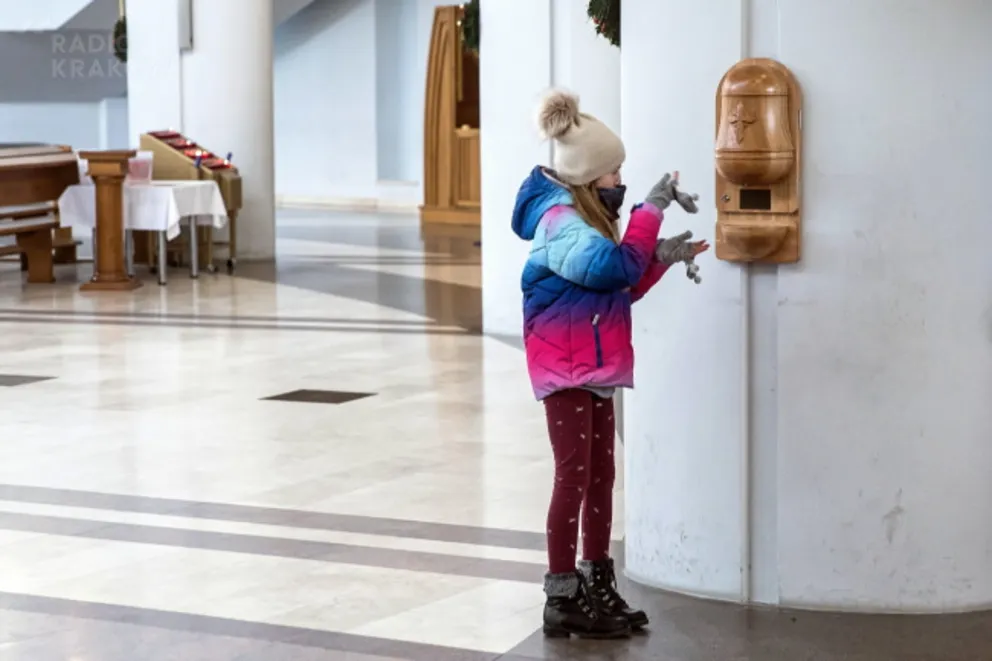 Bezdotykowe kropielnice w sanktuarium w Łagiewnikach