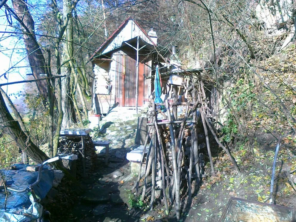 Pustelnia z Solarami na dachu w Melsztynie koło Zakliczyna. Fot. B. Maziarz