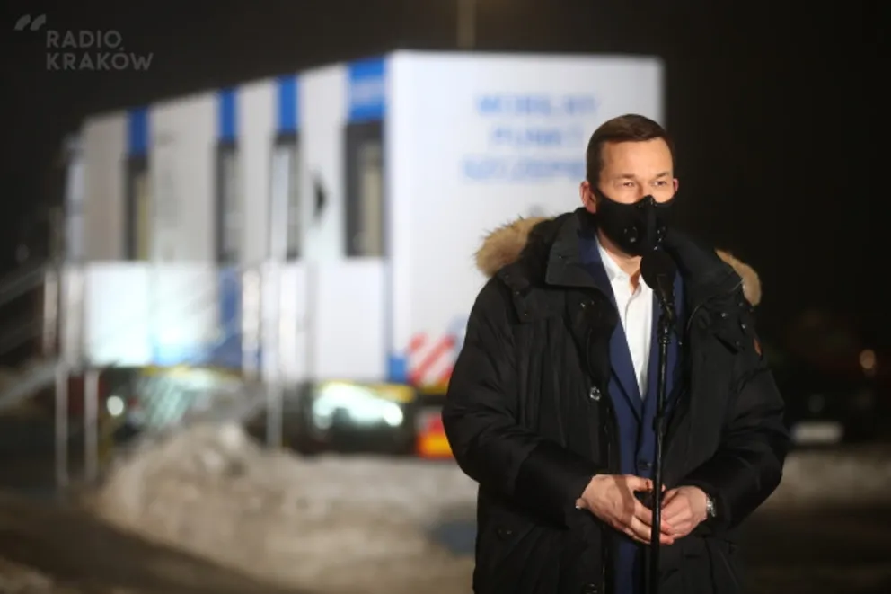Premier: uruchamiamy nasze kanały handlowe, by kupić szczepionki na świecie 