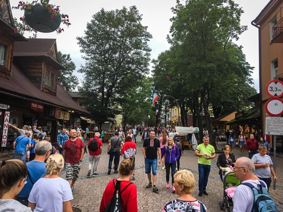 Zakopane: Krupówki pełne turystów