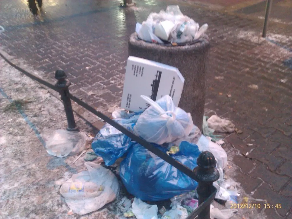 Śmietniki na ul. Królewskiej w Krakowie/fot. Jolanata Drużyńska