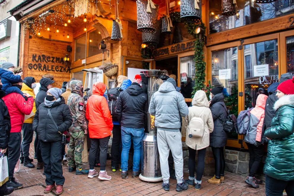 Pomimo obostrzeń otwarta restauracja na Krupówkach