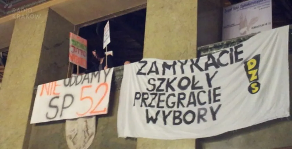 Pikieta w obronie likwidowanych szkół przed krakowskim Magistratem/ fot. Maciej Skowronek