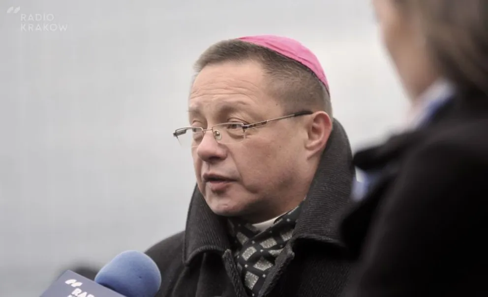 Biskup Grzegorz Ryś: "Jak papież umarł to kardynał klęczał z ludźmi na chodniku. To jest ojcostwo"