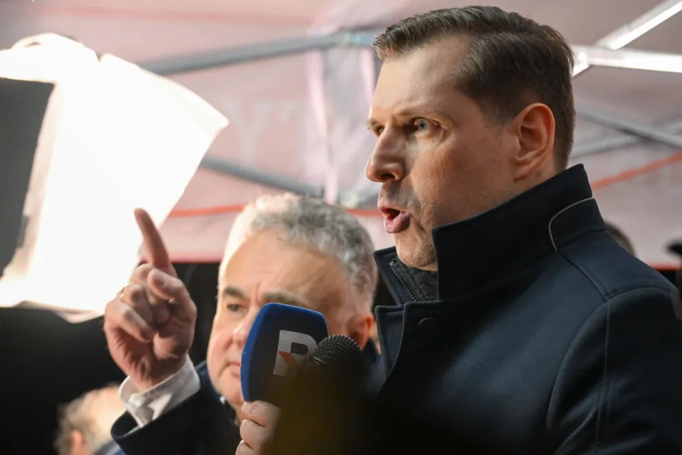 Europoseł PiS Tobiasz Bocheński (P) i redaktor naczelny TV Republika Tomasz Sakiewicz (L) przed siedzibą Trybunału Konstytucyjnego w Warszawie. Fot. PAP/Radek Pietruszka
