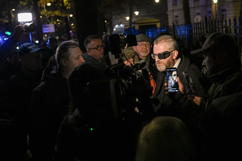 Lider Konfederacji Korony Polskiej, europoseł Grzegorz Braun przed siedzibą Trybunału Konstytucyjnego w Warszawie. Fot. PAP/Paweł Supernak