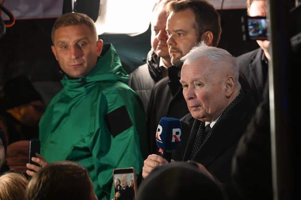 Prezes PiS Jarosław Kaczyński (P), rzecznik prasowy Prawa i Sprawiedliwości Rafał Bochenek (C) i działacz środowisk narodowych, lider Ruchu Obrony Granic Robert Bąkiewicz (L) przed siedzibą Trybunału Konstytucyjnego w Warszawie. fot. PAP/Radek Pietruszka
